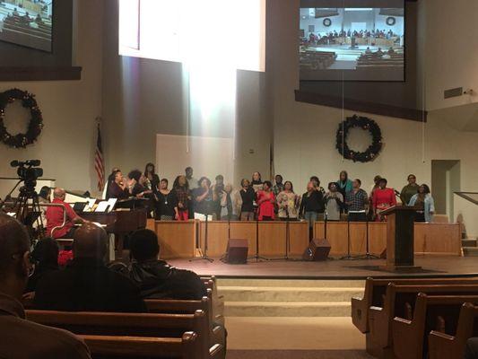 Praise & worship on the last Sunday of 2018. Fierce glare from the window, but it's sunny here!