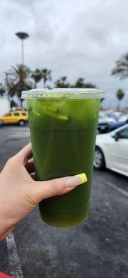 Agua de limon, pepino, y chia