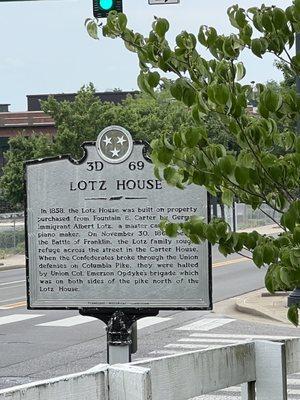 A historical marker outside of the Lotz House describing the battle of Franklin