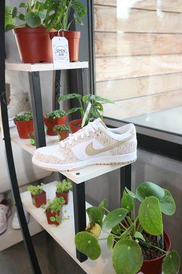 Plants for sale and exclusive linen dunks