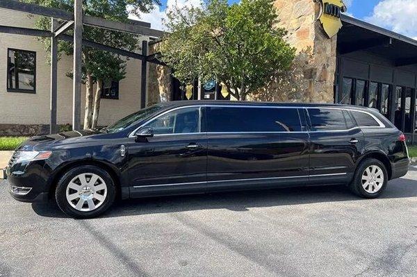 Beautiful LINCOLN for 8-14 passengers