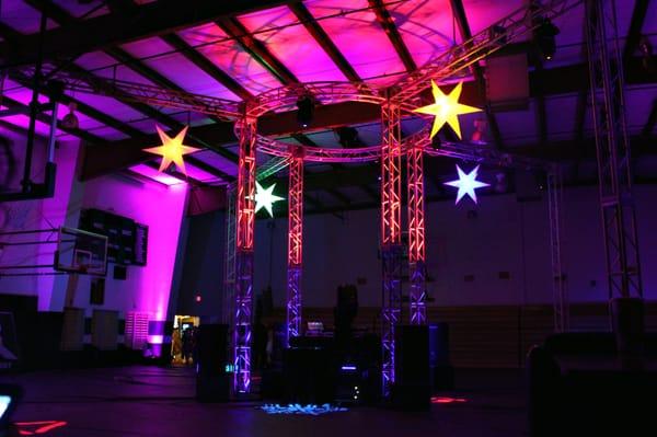 Illuminated glow structures add a 3D element to your stage!