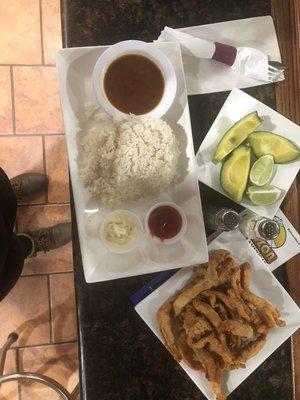 Arroz blanco y habichuela y pechuga empanada y aguacate