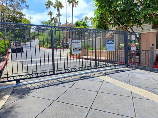 Rolling gate covered with expanded metal