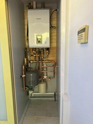 Single zone Navien combi boiler, tight squeeze!