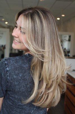 Life is better in Bronde! Grown out roots be gone with the help of teasylights and a seamless root smudge.