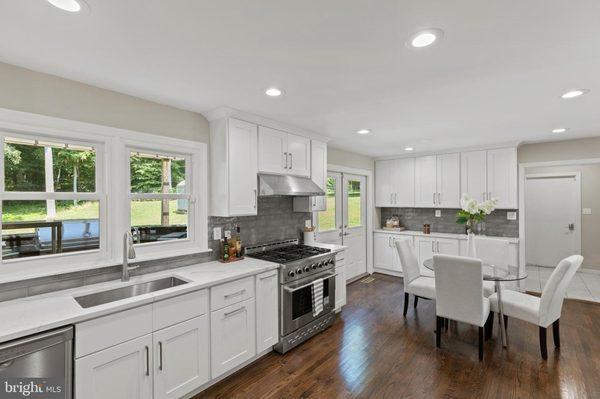 White Cabinets are a trendy Now! Have your cabinets delivered in 3 days!