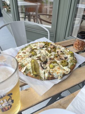 Pesto chicken pizza with mushrooms and jalapeño's