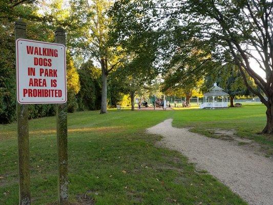 Beautiful park, ugly, angry sign