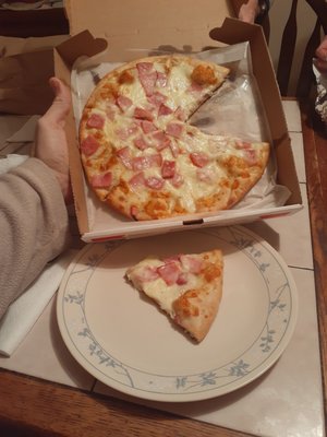 Small white pizza with ham