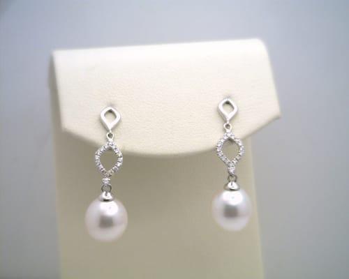 beautiful tear drop diamond and pearl earrings!