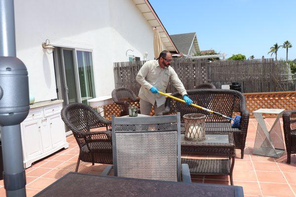 De-webbing patio furniture