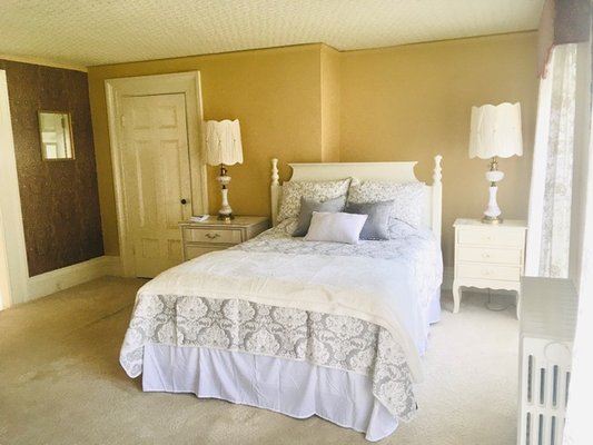 Suite 2, queen bed, desk, sitting area, en suite bath with jacuzzi tub