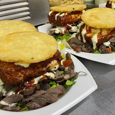 Arepitas de maiz con carne al grill con queso frito