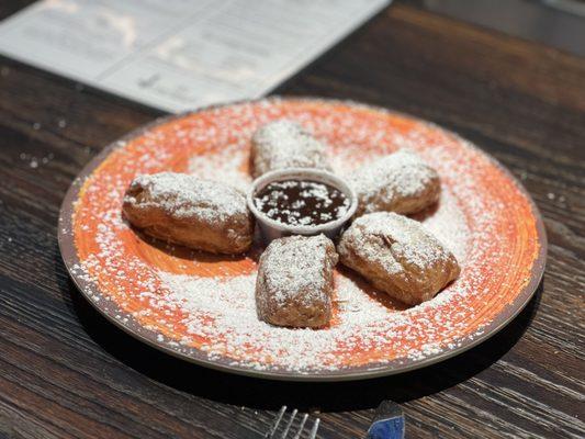 Beignets. Sooooo gooood!