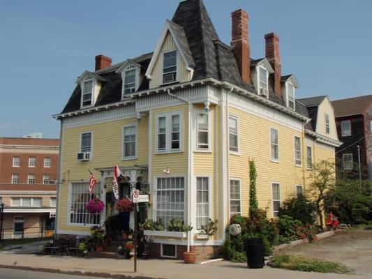 Burbank Rose Bed & Breakfast of Newport RI