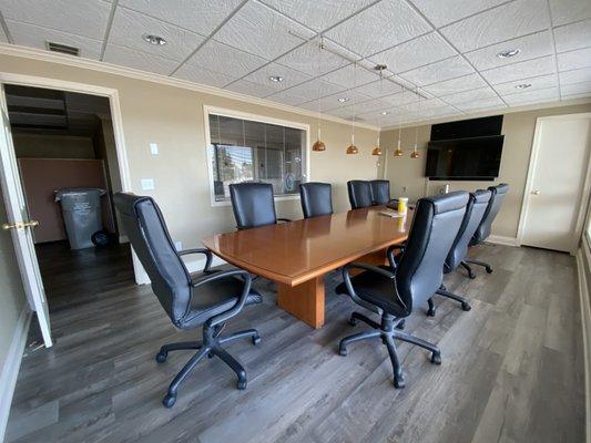 Large conference rooms are also available.