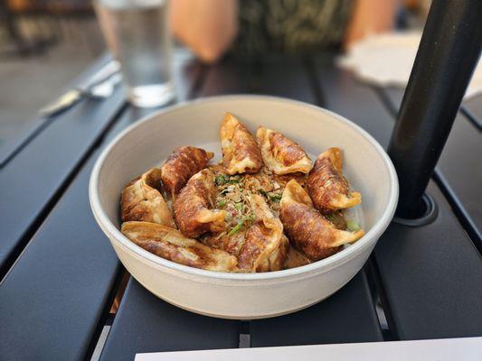 Fried pork & vegetable wontons in a tasty sauce.