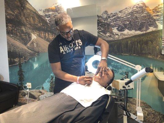 SIGNATURE STRAIGHT RAZOR SHAVE!