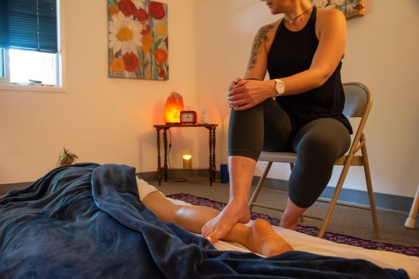 Deep Tissue Massage on the calf to relief tension from running.