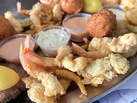 (･‿･) Now that's how I like the batter done y'all..light, not overly greasy and flavorful!  #supportlocal @ #Schooner'sSeafood