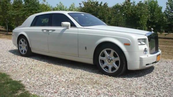 Beautiful Phantom Rolls Royce for your special events.