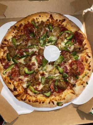 Small pie with bacon, Italian sausage, pepperoni, and green peppers