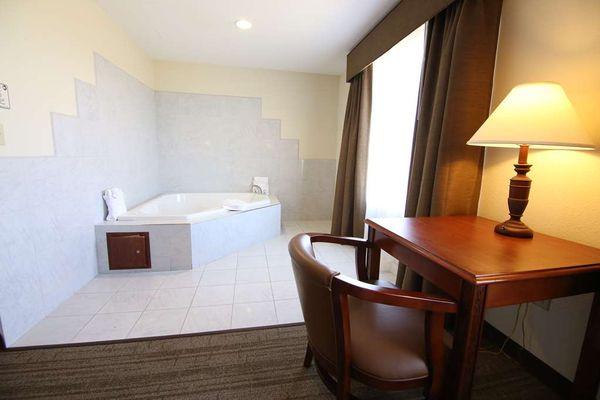 Single King Guest Suite with Jacuzzi®