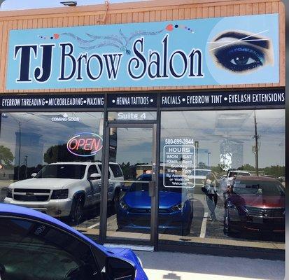 Eyebrows threading