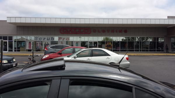 The main entrance from the parking lot in Janaf Shopping Center.