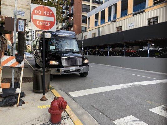 Recklessly blocking westbound drivers vision of only stop sign iidling in no parking zone, ignoring  dispatch.