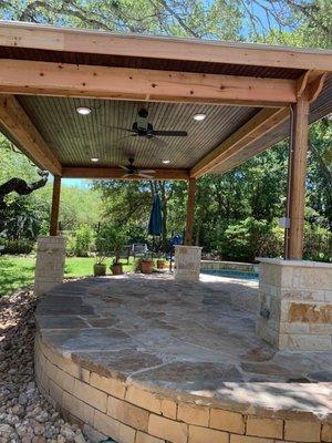 Pergola Features - cedar wood, 4 exterior led lights with dimming capacity, exterior USB connectors, timed lighting, and 2 exterior fans