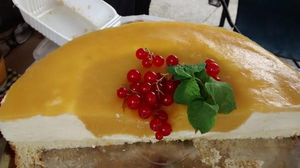 Mango cheesecake with currants for garnish