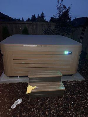 Aria Hot Springs hot tub with included cover