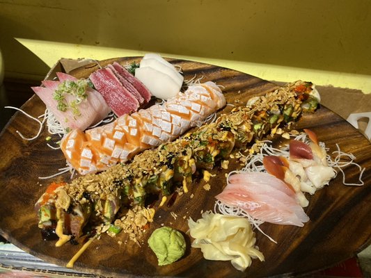 Sushi sashimi combo with special roll