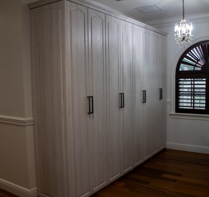 Traditional cabinets with a contemporary woodgrain