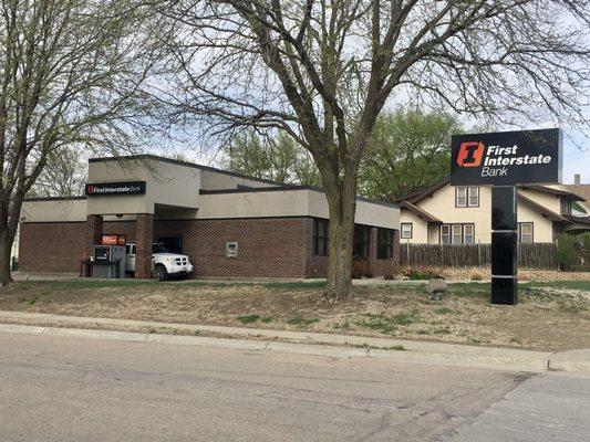 Exterior image of First Interstate Bank in Beatrice, NE.