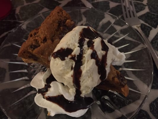 Chocolate chip cookie pie a la mode