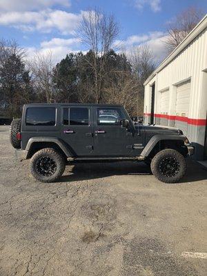 2.5 inch rough country lift kit.