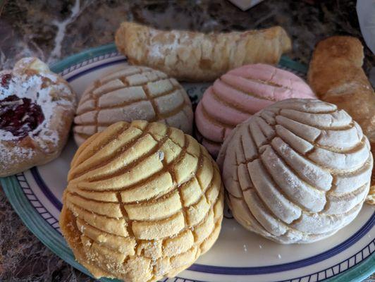 Fresh soft bread. Smaller than expected, but priced cheaper than other local bakeries. The owner is very nice.