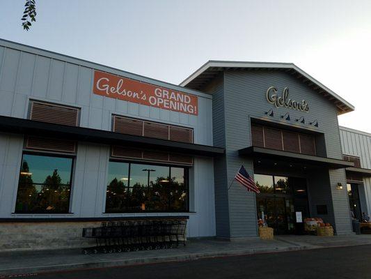 Gelson's joins Oakbrook Center as a supermarket anchor.