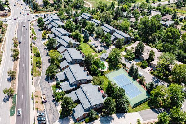 Denver Cottonwoods HOA project after construction. Apex replaced the shingles, siding, gutters, and windows and painted as well.