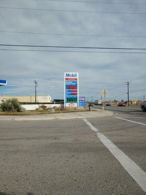 Bring cash it's one of the cheapest gas stations in the high desert but you have to pay cash!