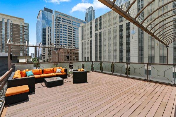 Enjoy all that Austin has to offer! Our Modern Downtown Loft features a rooftop deck and is within walking distance of iconic bars + venues!