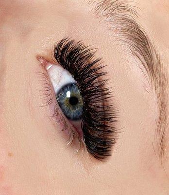 Light volume eyelash extensions