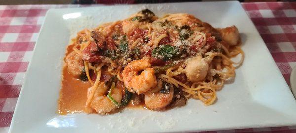 Linguini with shrimp and scallops