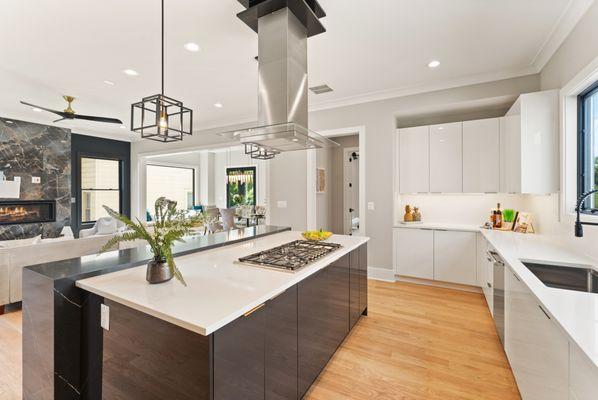 MCKB Arlington remodel: Lily White and Antracita high gloss cabinets. Pure White and Marquina Midnight Quartz countertop.