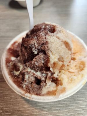 Shave ice with condensed milk (snow cap)