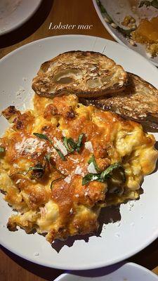 Lobster mac n cheese with crostini