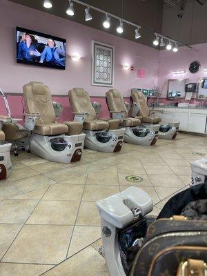 Pedicure chairs and sinks